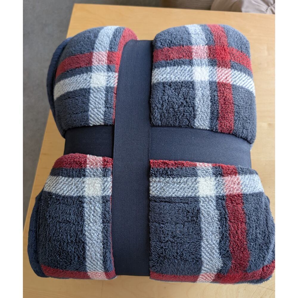 NIB Members Mark Oversized Cozy Throw - Picture 3 of 3